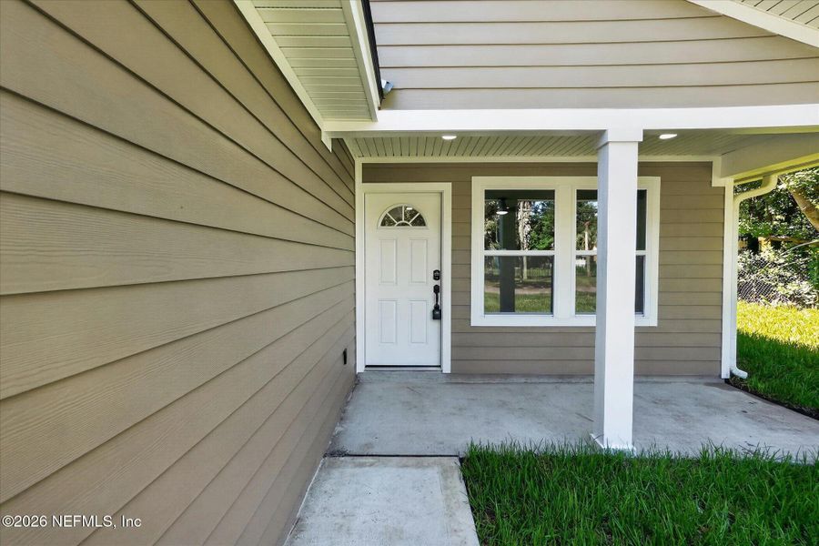Exterior details and patio area of a home in , Jacksonville (Image 3).
