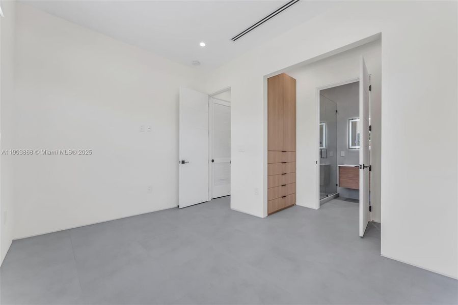 Spacious, unfurnished interior of a new home in , Miami Springs (Image 23).