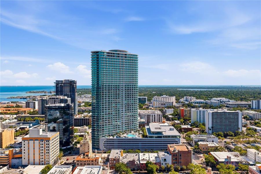 Condo located in St. Petersburg, FL showcasing its design and architecture (Image 21).