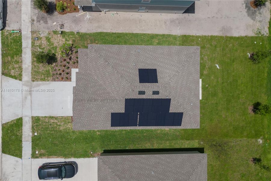 Exterior details and patio area of a home in Inman Groves, Winter Haven (Image 3). Exterior details and patio area of a home in Inman Groves, Winter Haven (Image 3).
