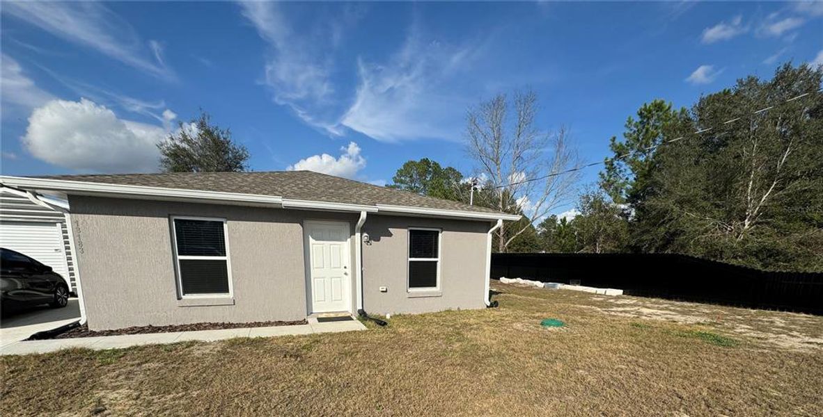 Exterior details and patio area of a home in , Dunnellon (Image 17).