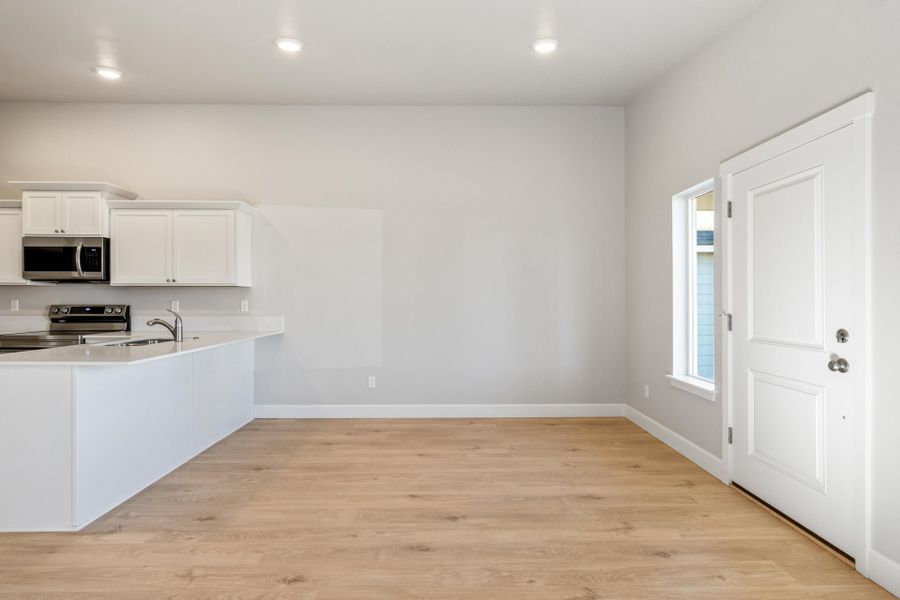 Spacious, unfurnished interior of a new home in Feather Ridge, Redmond (Image 18).