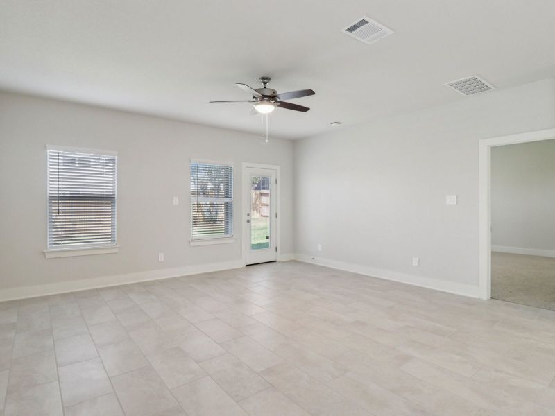 Spacious, unfurnished interior of a new home in Royal Crest, San Antonio (Image 13).
