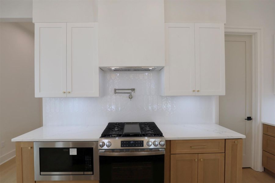 Gas range is complemented by the statement pot filler, for effortless cooking, elevating both function and design.Built-in microwave seamlessly are integrated to maintain clean lines while providing everyday convenience. Gas range is complemented by the statement pot filler, for effortless cooking, elevating both function and design.Built-in microwave seamlessly are integrated to maintain clean lines while providing everyday convenience.