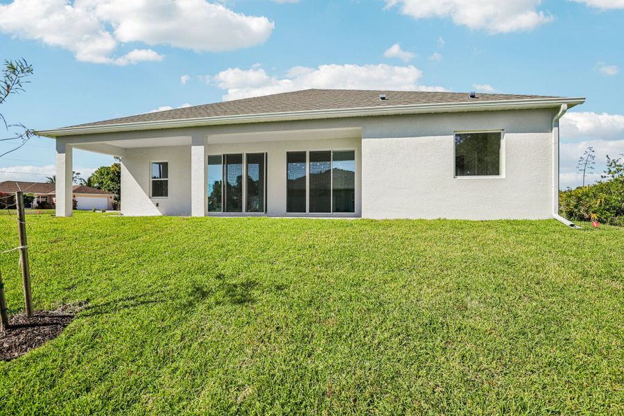 Exterior details and patio area of a home in Marion Oaks, Ocala (Image 3).