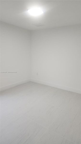 Spacious, unfurnished interior of a new home in , Lehigh Acres (Image 12).