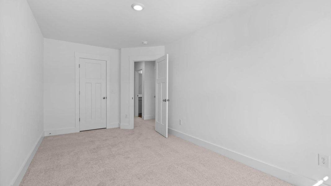 First-class bedroom with generous proportions, a walk-in closet, and beautiful natural light through large windows