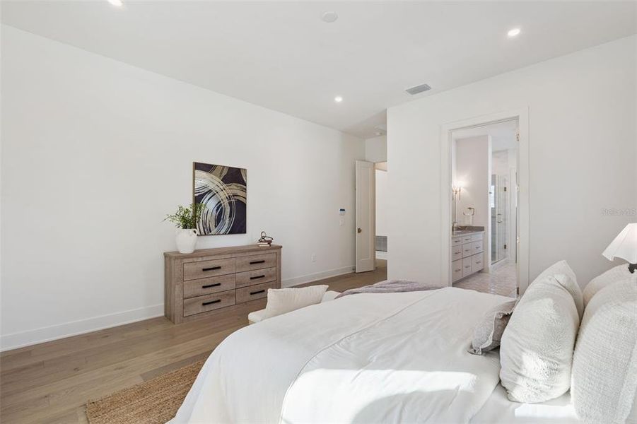 Furnished interior view inside a new home in , Orlando (Image 18).