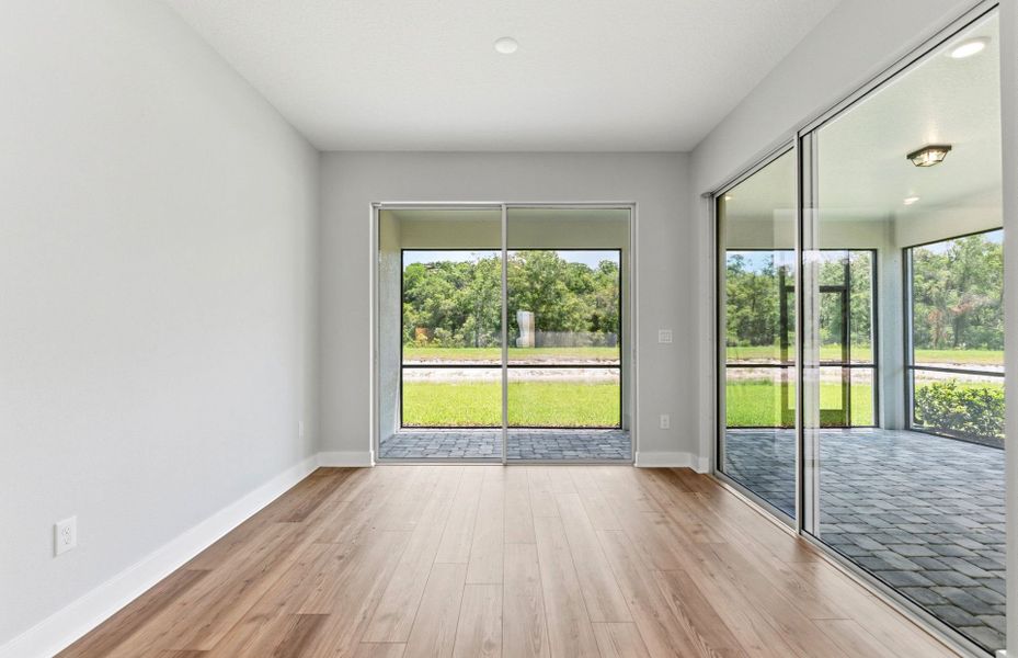 Spacious, unfurnished interior of a new home in Del Webb River Reserve, Spring Hill (Image 18).