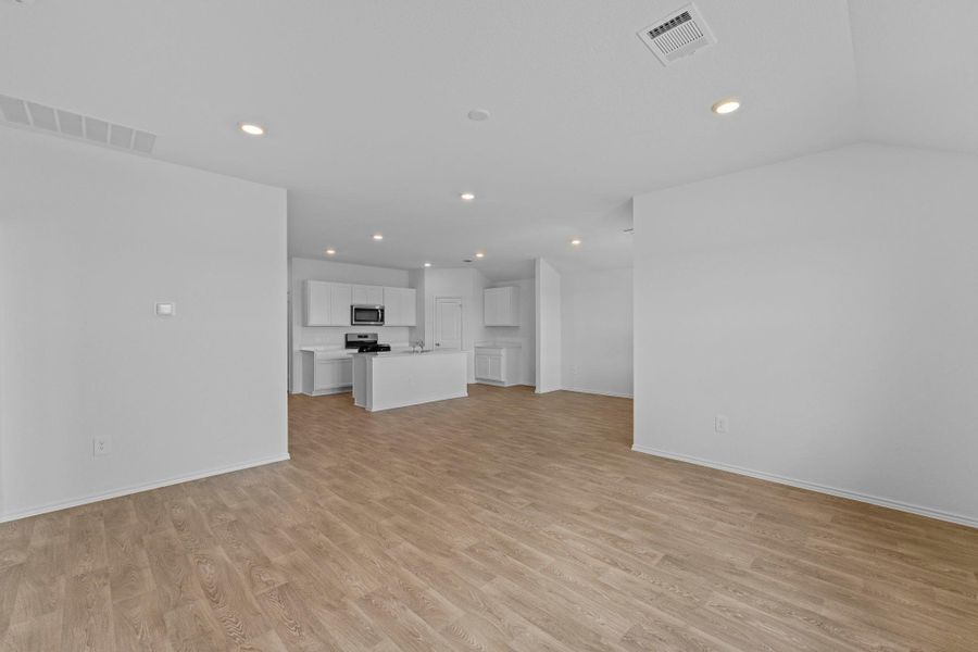 Spacious, unfurnished interior of a new home in Durango, Mustang Ridge (Image 13).