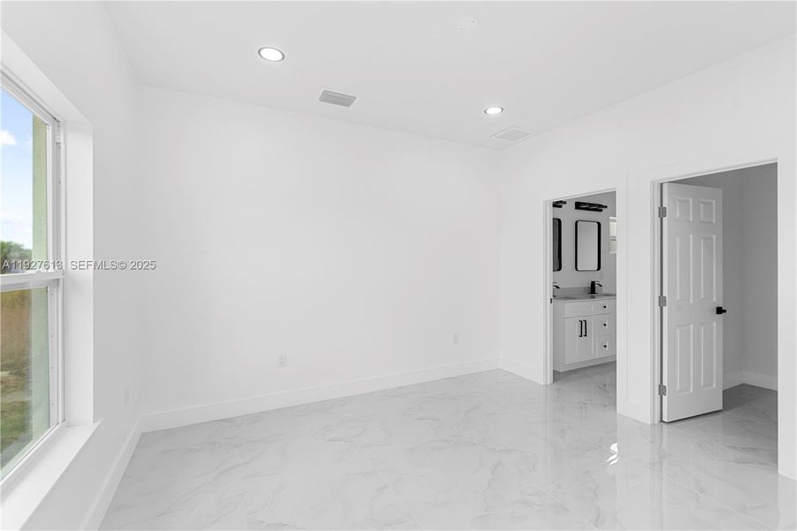 Spacious, unfurnished interior of a new home in , Lehigh Acres (Image 12).