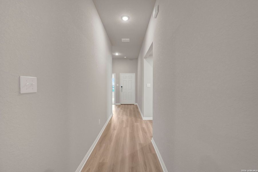 Spacious, unfurnished interior of a new home in Mesquite Ridge, San Antonio (Image 23).