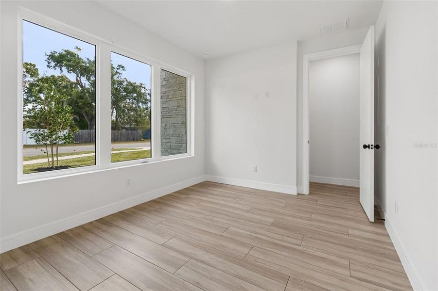 Spacious, unfurnished interior of a new home in , Tampa (Image 39).