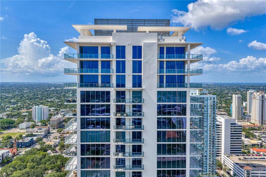 Condo located in St. Petersburg, FL showcasing its design and architecture (Image 3).