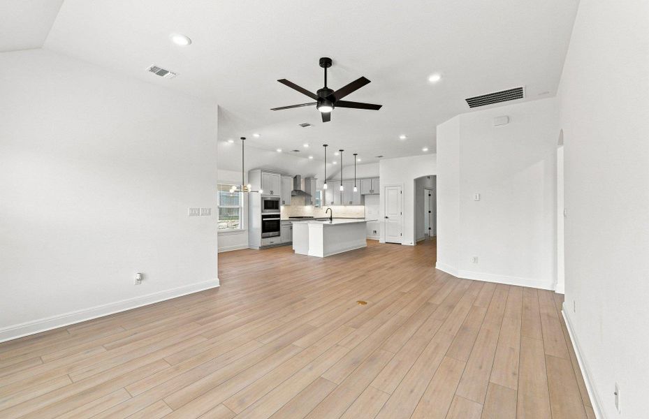 Spacious, unfurnished interior of a new home in Crescent Bluff, Georgetown (Image 16).
