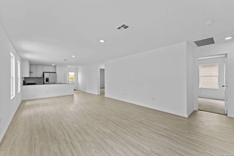 Spacious, unfurnished interior of a new home in , San Antonio (Image 12).