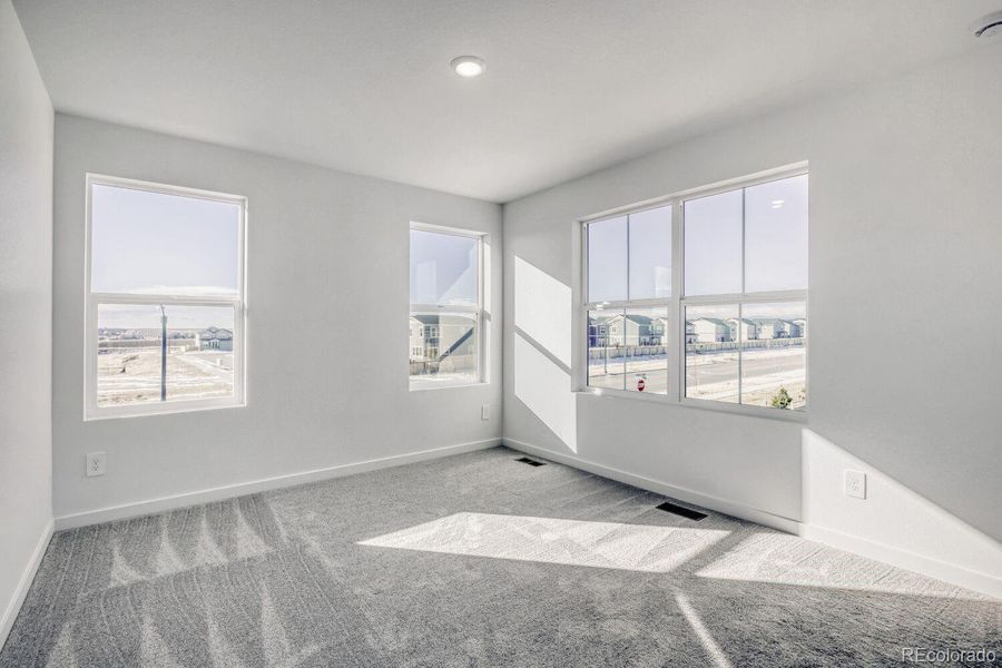 Spacious, unfurnished interior of a new home in Ledge Rock, Johnstown (Image 9).