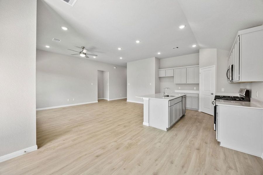 Spacious, unfurnished interior of a new home in Riviera Pines, Huffman (Image 15).