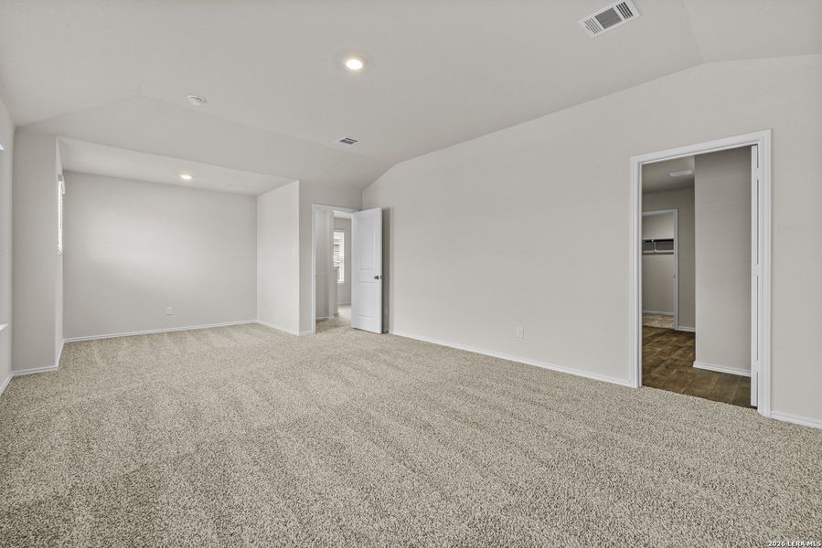 Spacious, unfurnished interior of a new home in Winding Creek, New Braunfels (Image 11).