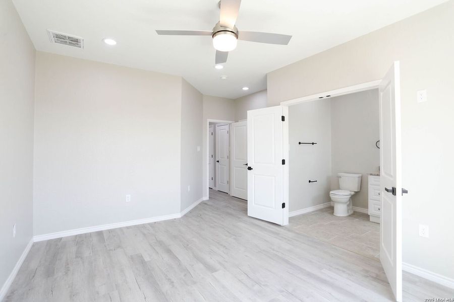 Spacious, unfurnished interior of a new home in , Canyon Lake (Image 16).