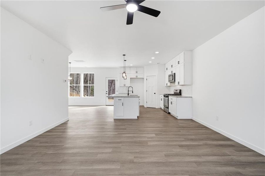 Spacious, unfurnished interior of a new home in , Jasper (Image 23).