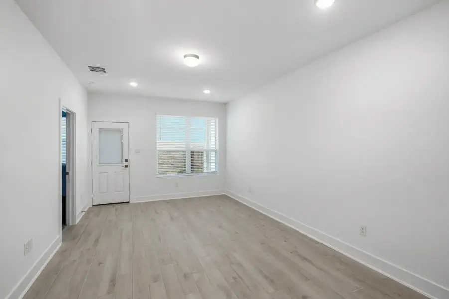 Spacious, unfurnished interior of a new home in Rose Hill, San Antonio (Image 32).