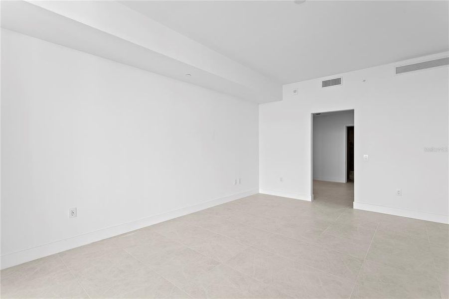 Spacious, unfurnished interior of a new home in , Tampa (Image 30).