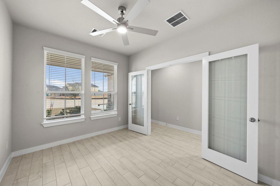 Spacious, unfurnished interior of a new home in Sunterra Lakes, Fulshear (Image 31). Spacious, unfurnished interior of a new home in Sunterra Lakes, Fulshear (Image 31).