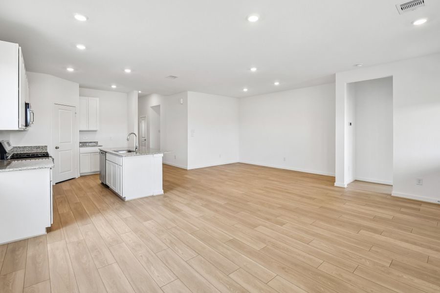Spacious, unfurnished interior of a new home in Raburn Reserve 50s, Tomball (Image 16).