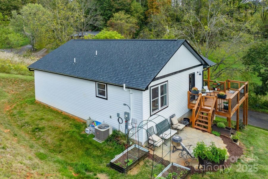 What a sweet home only a mile from downtown Mars Hill & Mars Hill University - but on a lovely quiet lane. What a sweet home only a mile from downtown Mars Hill & Mars Hill University - but on a lovely quiet lane.