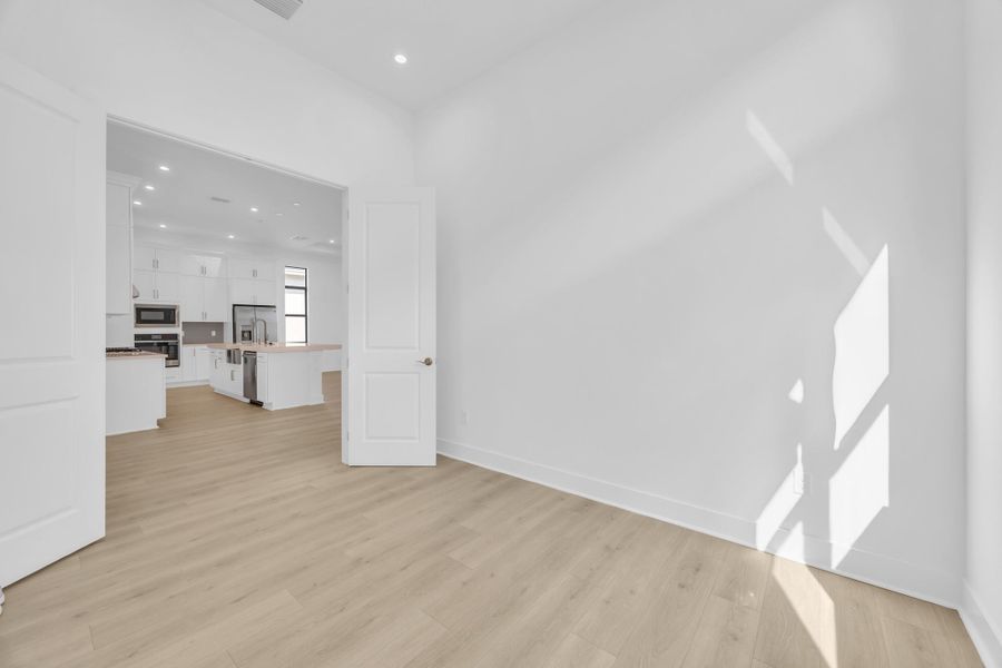 Den/Office Den/Office