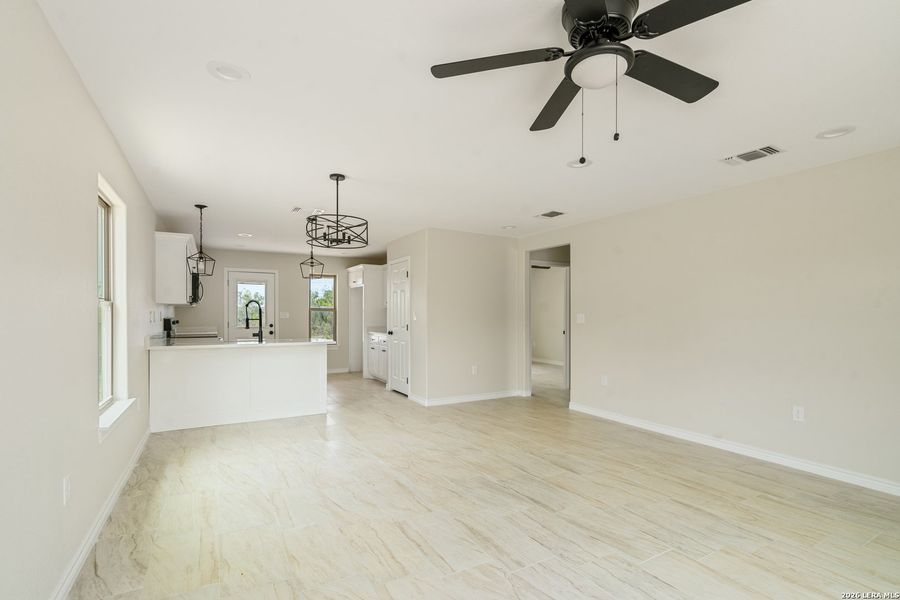 Spacious, unfurnished interior of a new home in , Del Rio (Image 22).