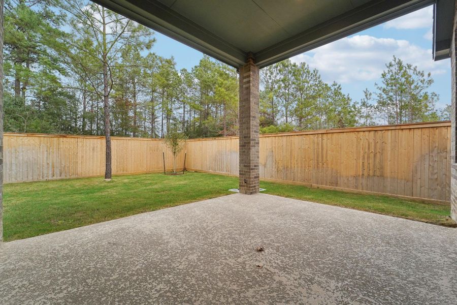 Exterior details and patio area of a home in Kresston, Montgomery (Image 3).