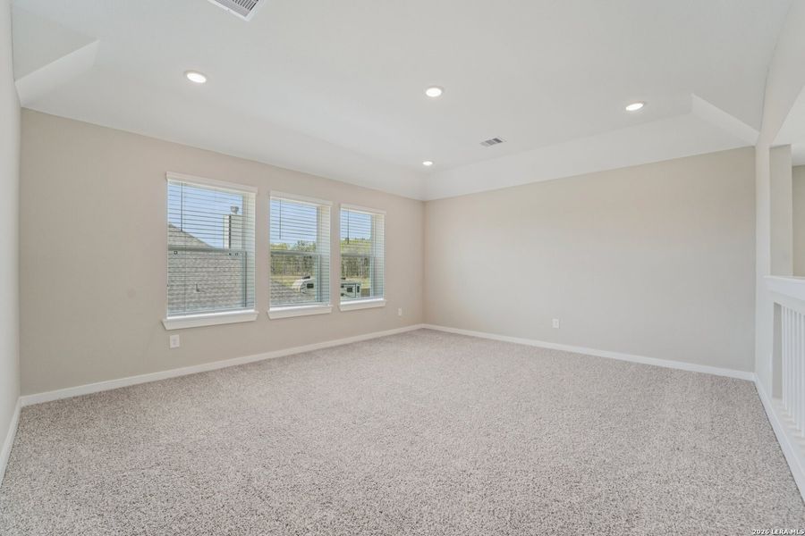 Spacious, unfurnished interior of a new home in Alamo Estates, San Antonio (Image 13).