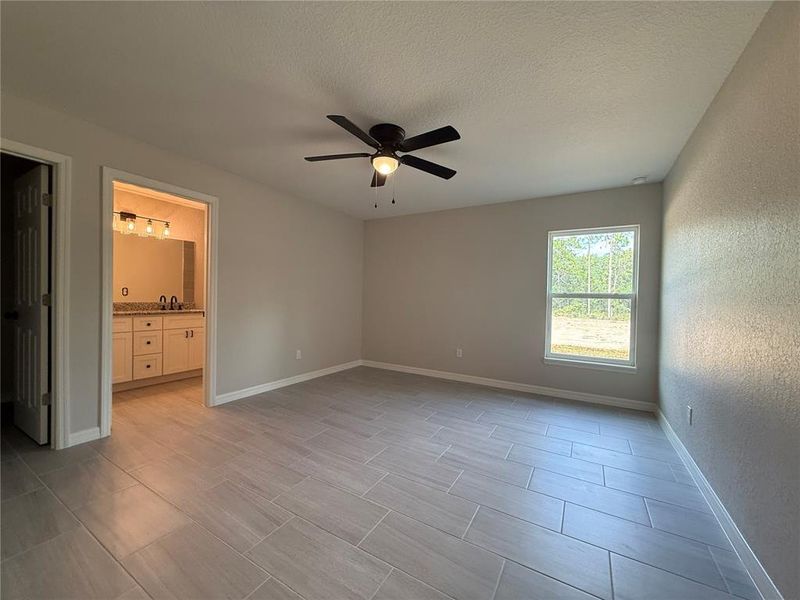 Spacious, unfurnished interior of a new home in , Dunnellon (Image 6).