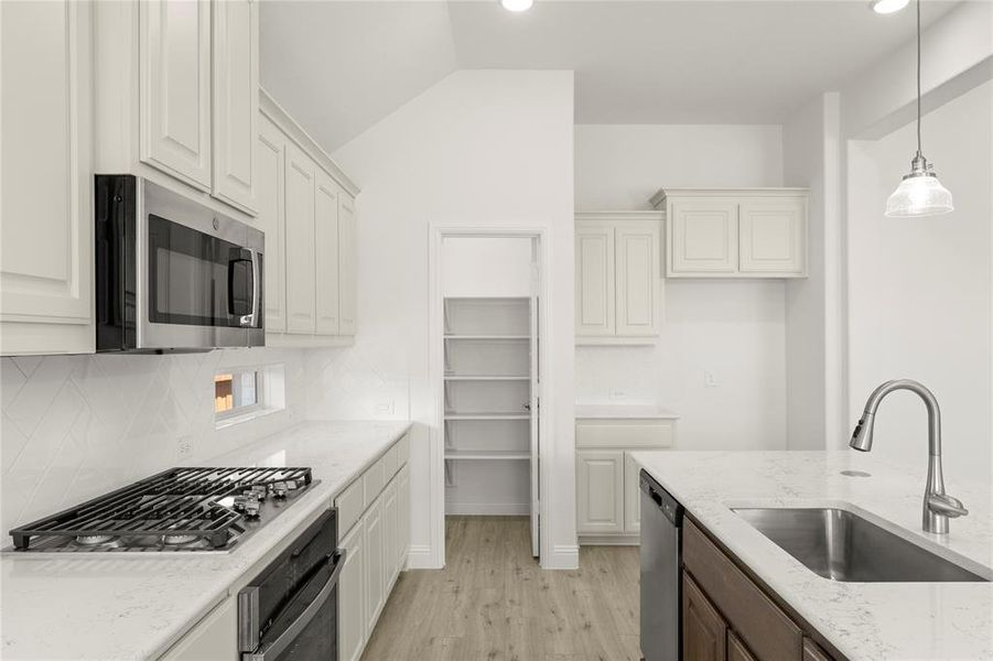 15. 4047 Bedford - Kitchen (3) 15. 4047 Bedford - Kitchen (3)