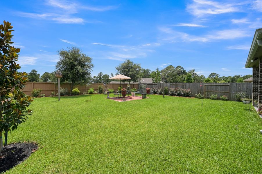 Professional Landscaping & Hardscaping – Thoughtfully upgraded landscaping enhances curb appeal and outdoorenjoyment. Professional Landscaping & Hardscaping – Thoughtfully upgraded landscaping enhances curb appeal and outdoorenjoyment.