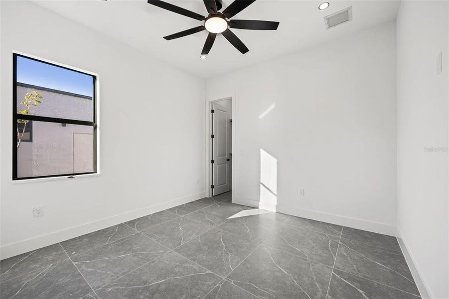 Spacious, unfurnished interior of a new home in , Cape Coral (Image 33).