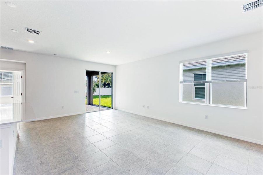 Spacious, unfurnished interior of a new home in Mirror Lake Village, Fruitland Park (Image 16).