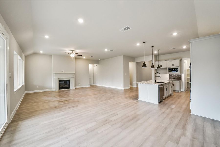 Spacious, unfurnished interior of a new home in Evergreen 60', Conroe (Image 32).