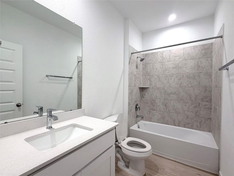 Hallway full bath on 1/F