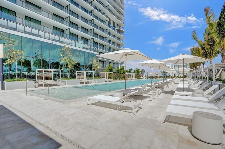 Condo located in Miami Beach, FL showcasing its design and architecture (Image 20).