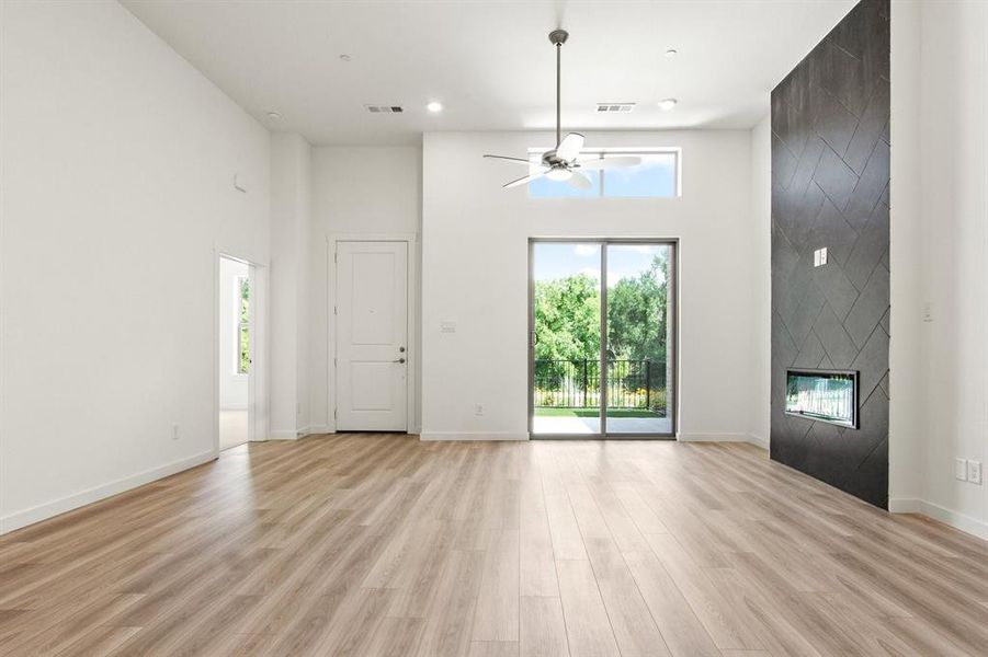 007-8513DelRioTrail-Rowlett-TX-75089-Living.jpg-SMALL