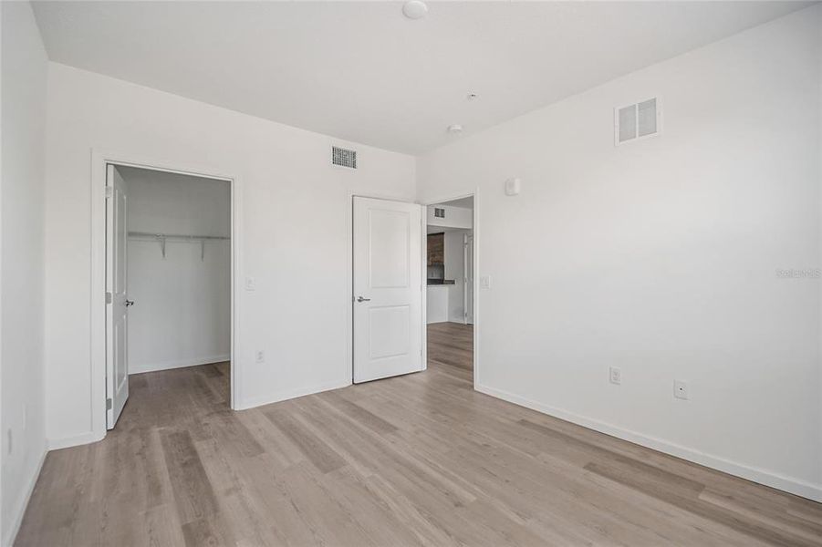 Spacious, unfurnished interior of a new home in , Orlando (Image 24).