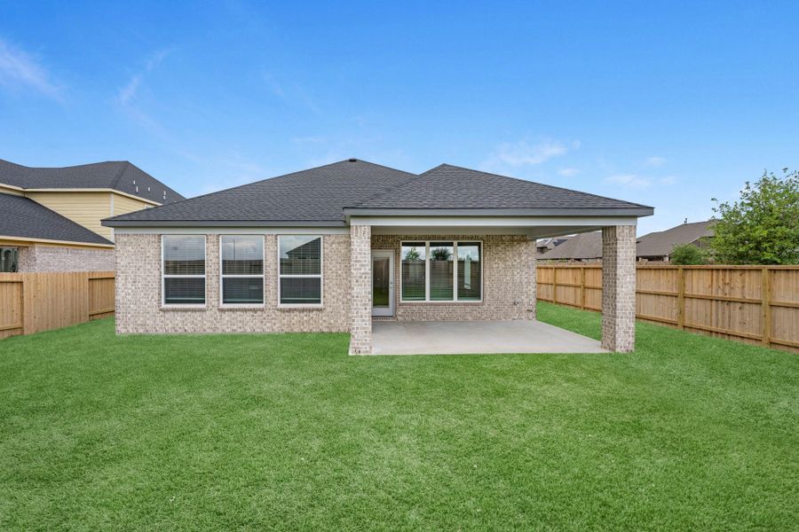 Exterior details and patio area of a home in Beacon Hill, Waller (Image 3).