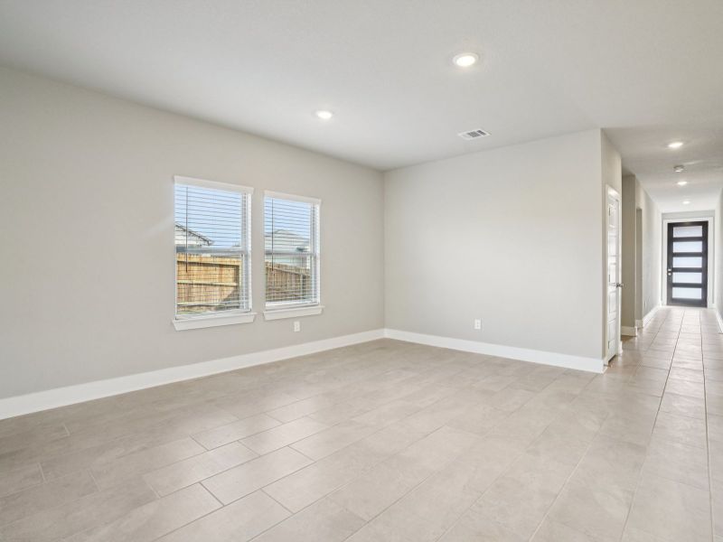 Spacious, unfurnished interior of a new home in Lark Canyon, New Braunfels (Image 17).
