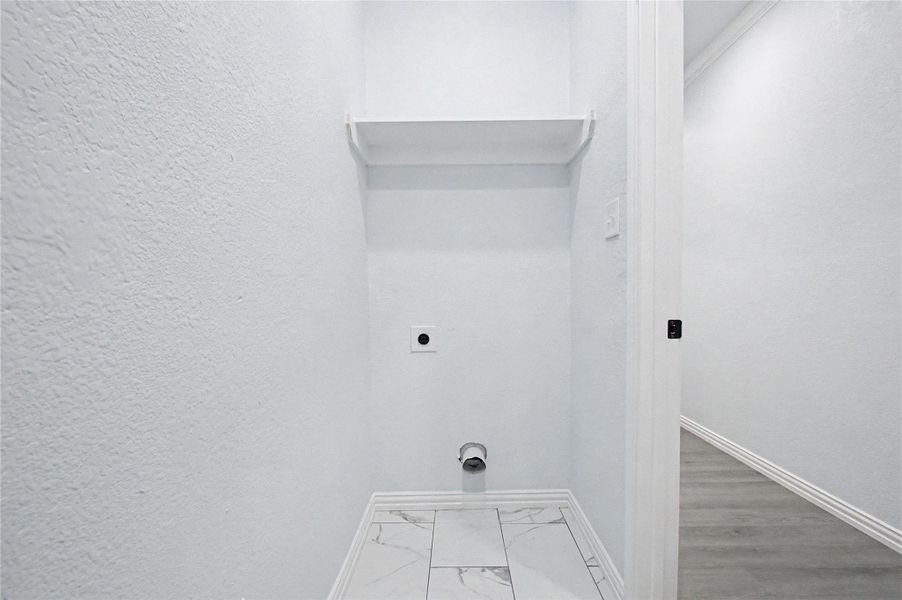 Spacious, unfurnished interior of a new home in , Navasota (Image 22).