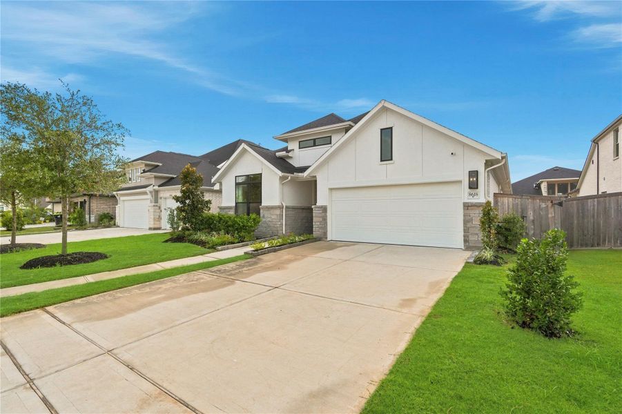 Perfect mix of brick and stucco presenting a beautiful presence! Perfect mix of brick and stucco presenting a beautiful presence!