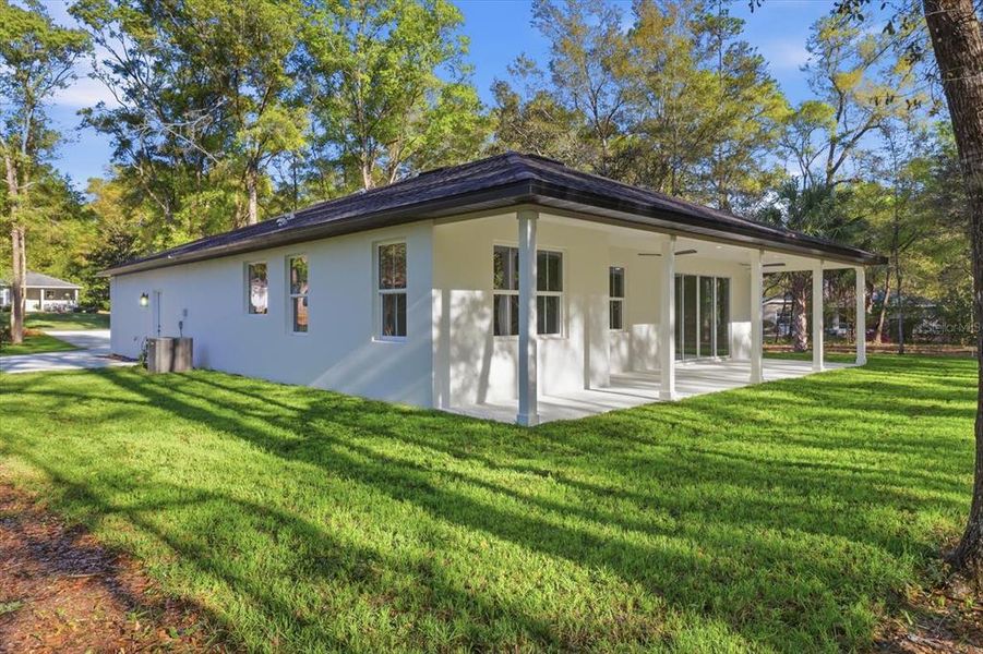 Exterior details and patio area of a home in , Dunnellon (Image 3).