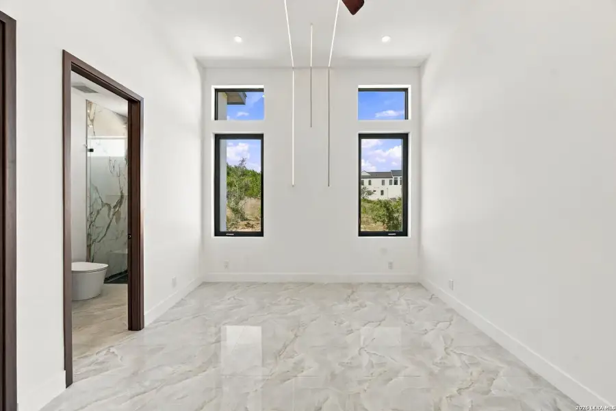Spacious, unfurnished interior of a new home in , San Antonio (Image 30).